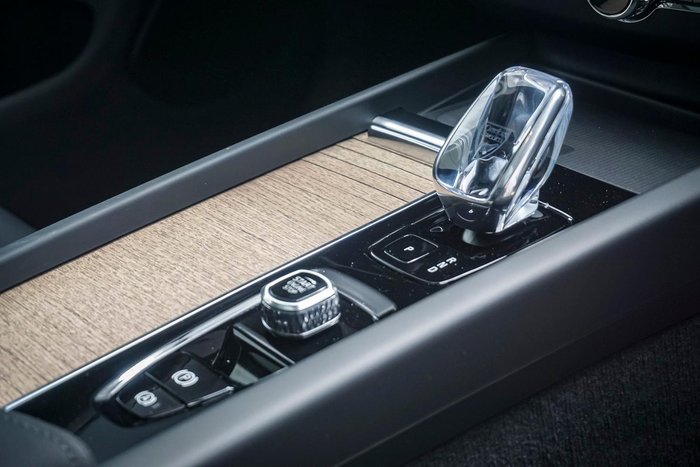 2025 Volvo XC60 Ultra T8 Plug-In Hybrid Dark