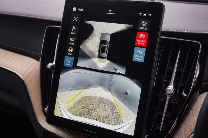 2025 Volvo XC60 Ultra T8 Plug-In Hybrid Dark