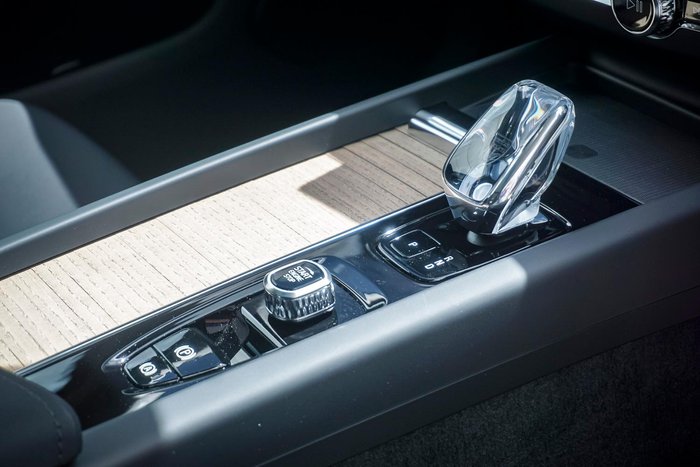 2025 Volvo XC60 Plus T8 Plug-In Hybrid Dark