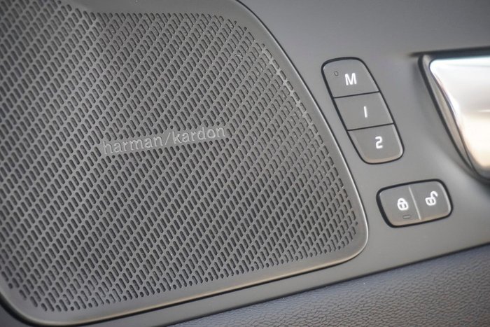 2025 Volvo XC60 Plus T8 Plug-In Hybrid Dark