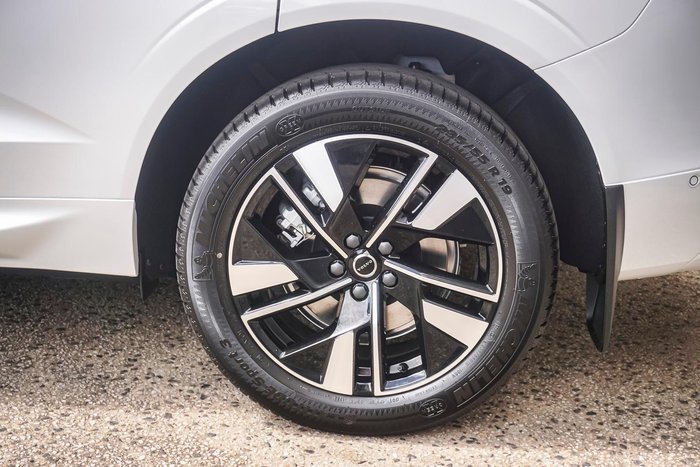 2025 Volvo XC60 Plus T8 Plug-In Hybrid Dark