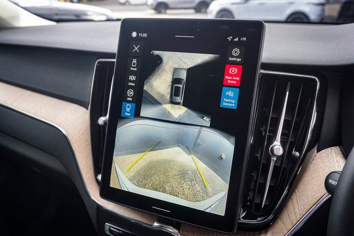 2025 Volvo XC60 Plus T8 Plug-In Hybrid Dark