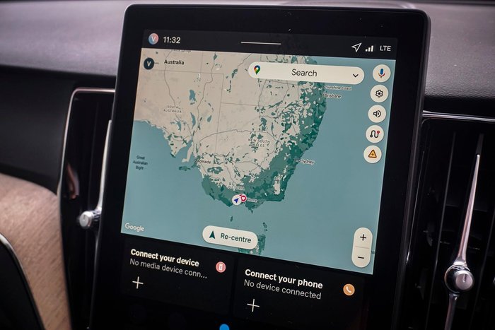 2025 Volvo XC60 Plus T8 Plug-In Hybrid Dark