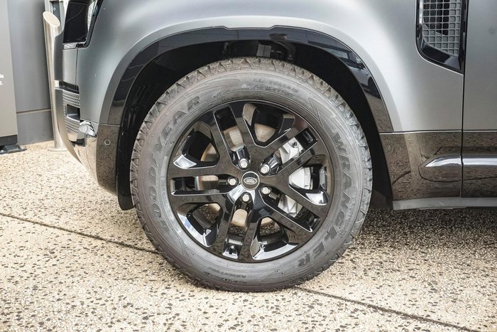 2024 Land Rover Defender 130 P400 Outbound
