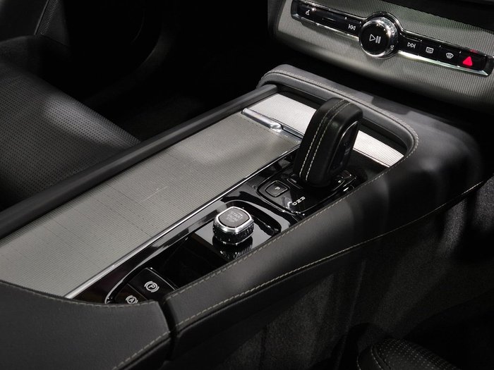 2021 Volvo XC90 B6 R-Design