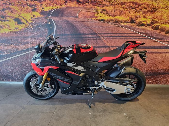 2025 Aprilia RSV4 1100 Factory RSV4 Black