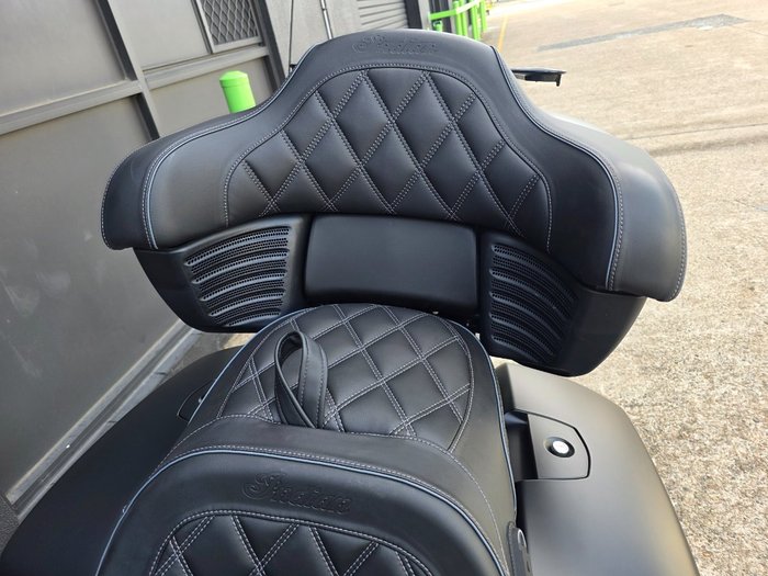 2025 Indian PURSUIT DARK HORSE BLACK