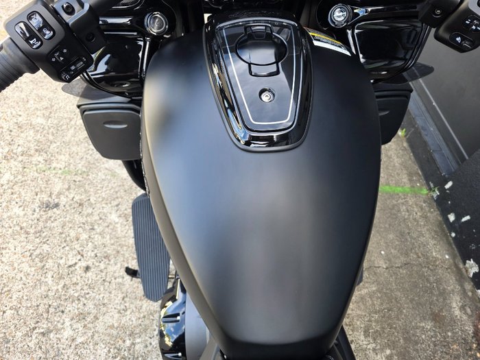 2025 Indian PURSUIT DARK HORSE BLACK