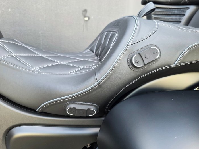 2025 Indian PURSUIT DARK HORSE BLACK