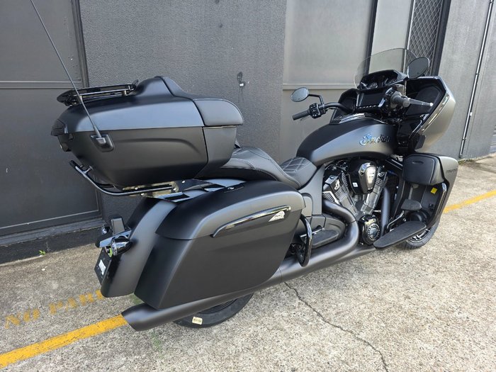 2025 Indian PURSUIT DARK HORSE BLACK