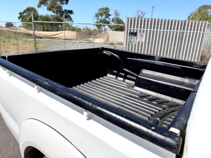 2006 Toyota Hilux SR KUN26R MY05 4X4 Glacier White