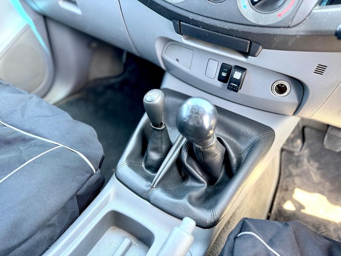 2006 Toyota Hilux SR KUN26R MY05 4X4 Glacier White