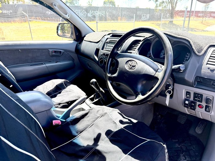 2006 Toyota Hilux SR KUN26R MY05 4X4 Glacier White