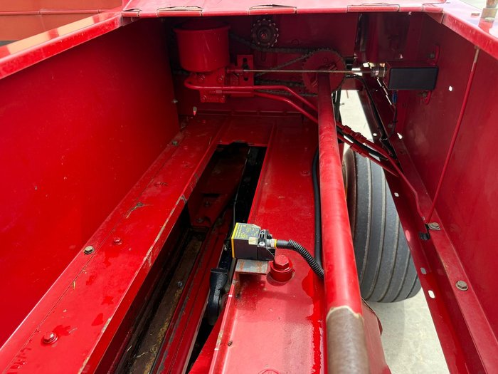 0 New Holland 575