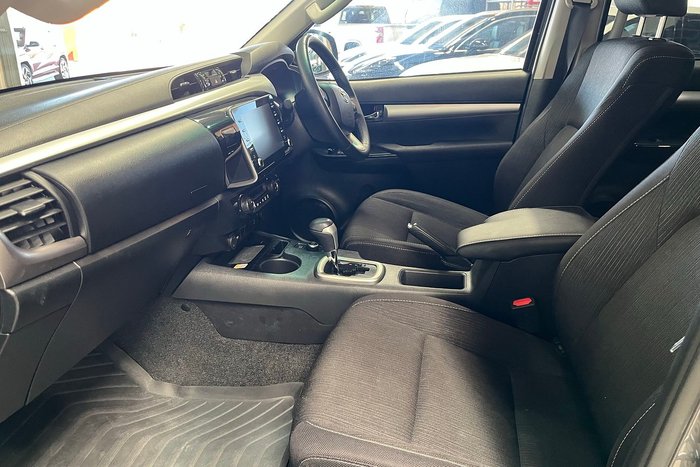 2025 Toyota Hilux SR5 48V