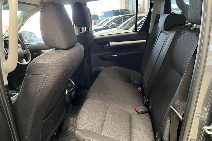 2025 Toyota Hilux SR5 48V