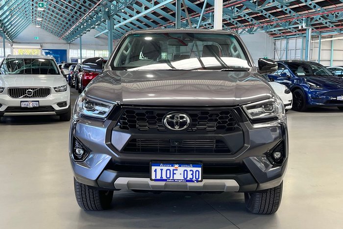 2025 Toyota Hilux SR5 48V
