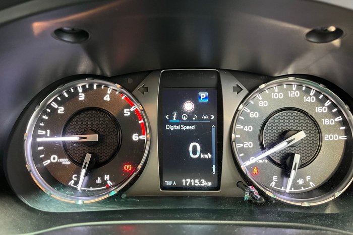 2025 Toyota Hilux SR5 48V