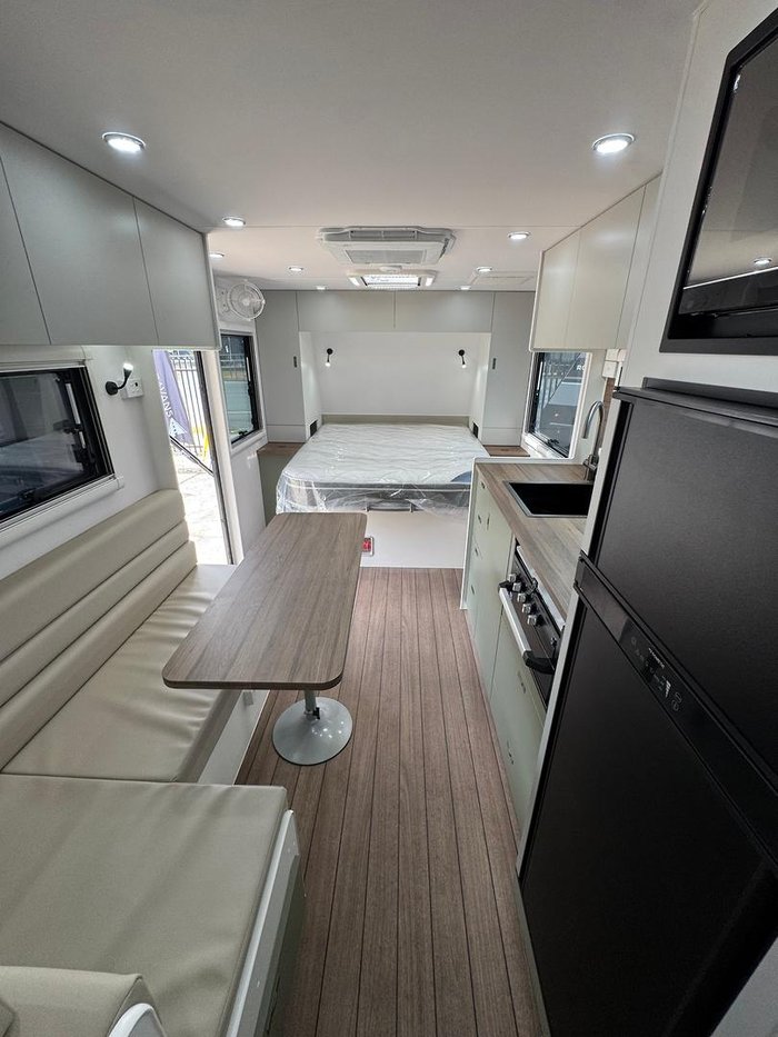 2026 ROADHOUSE CARAVANS 22FT Family Bunk Van