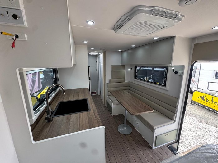 2026 ROADHOUSE CARAVANS 22FT Family Bunk Van