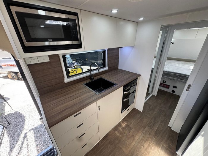 2026 ROADHOUSE CARAVANS 23FT Rear Club Off Road