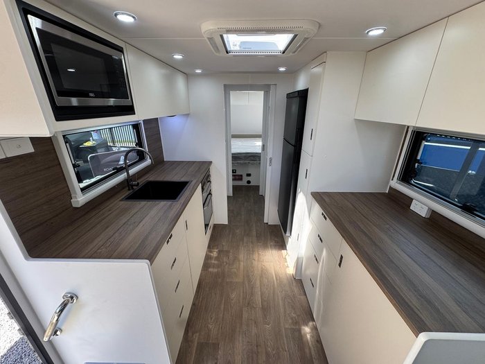 2026 ROADHOUSE CARAVANS 23FT Rear Club Off Road