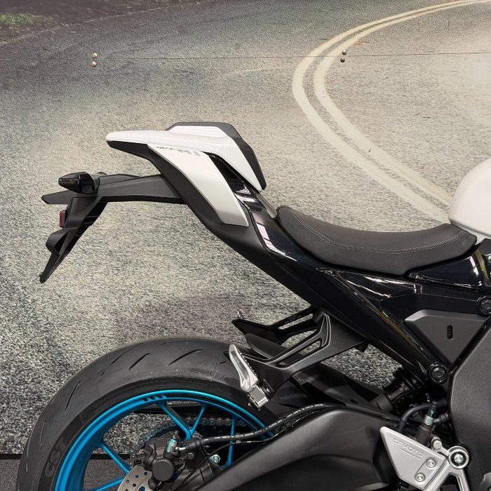 2025 CFMOTO 2025 CF Moto 650CC 675SR-R ABS NEBULA WHITE