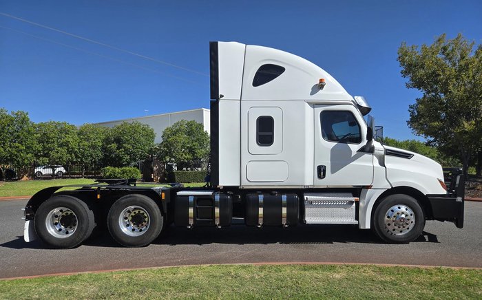 2021 Freightliner Cascadia WHITE