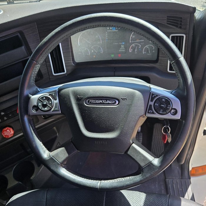 2021 Freightliner Cascadia WHITE