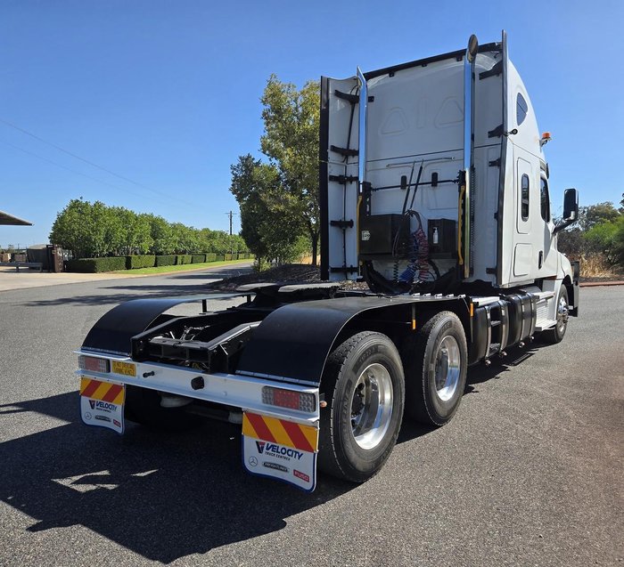 2021 Freightliner Cascadia WHITE