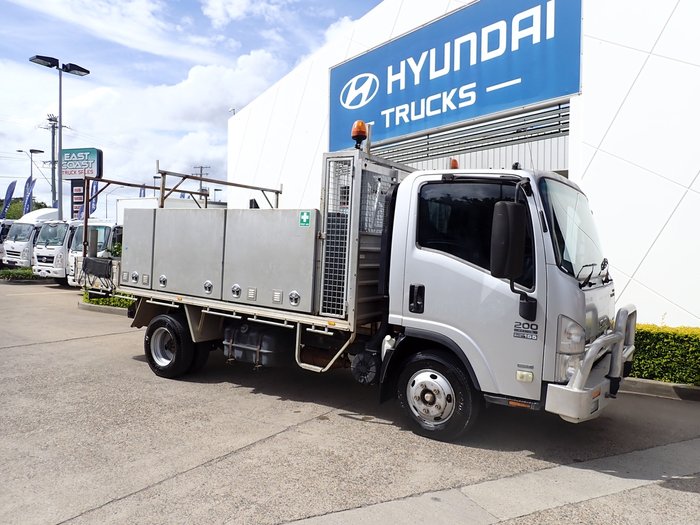 2010 ISUZU NPR 200