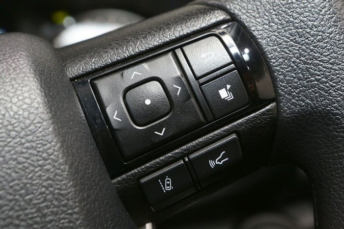 2025 Toyota Hilux SR