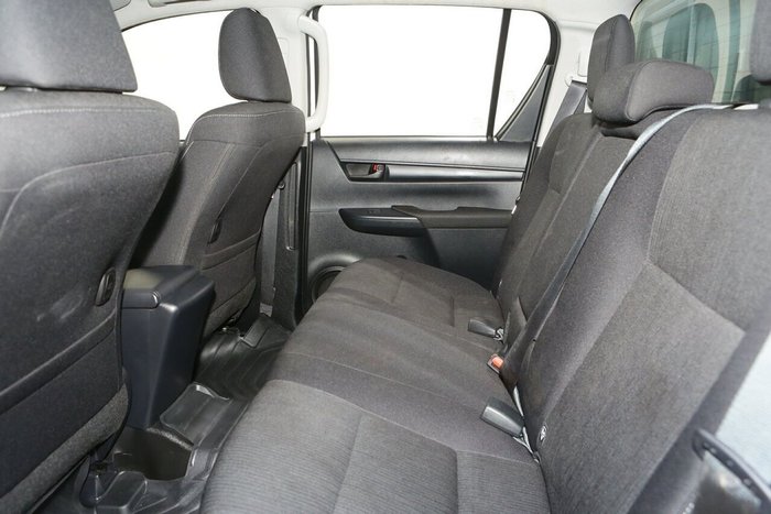 2025 Toyota Hilux SR