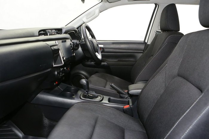 2025 Toyota Hilux SR