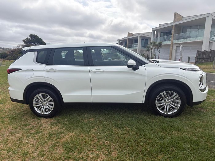 2024 Mitsubishi Outlander ES