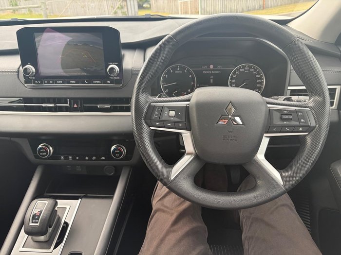 2024 Mitsubishi Outlander ES