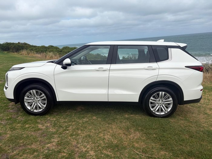 2024 Mitsubishi Outlander ES