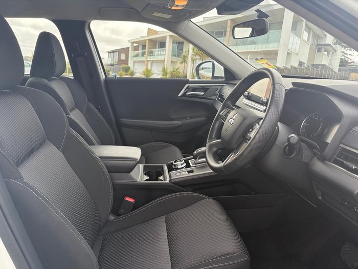 2024 Mitsubishi Outlander ES