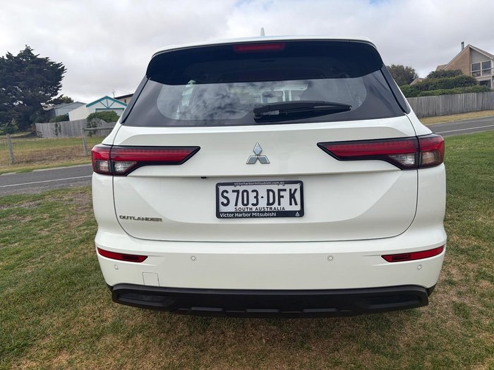 2024 Mitsubishi Outlander ES