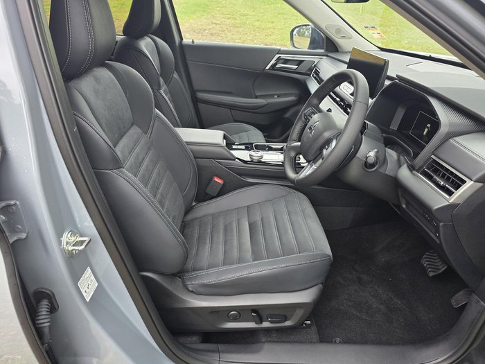 2025 Mitsubishi Outlander LS