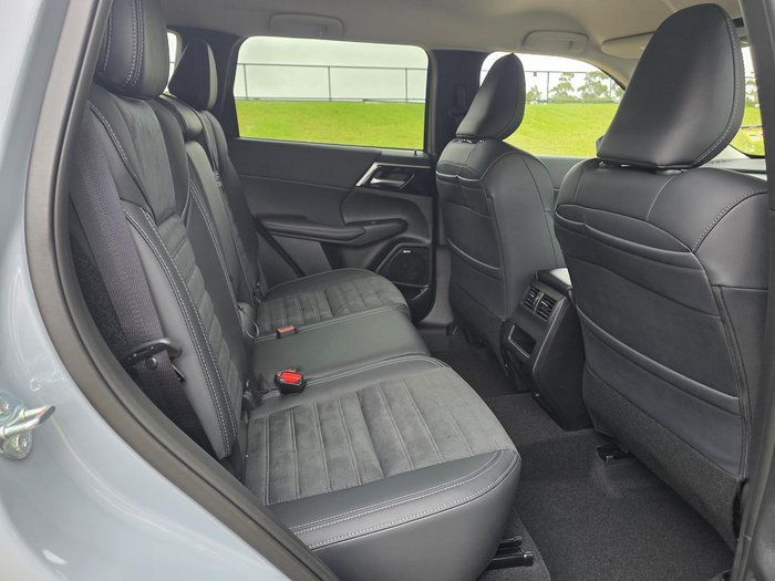 2025 Mitsubishi Outlander LS