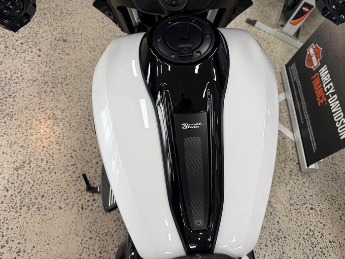 2025 Harley-Davidson Street Glide 117 (FLHX) Touring White