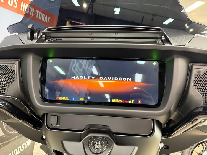 2025 Harley-Davidson Street Glide 117 (FLHX) Touring White