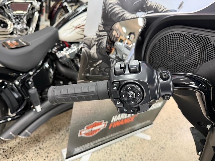 2025 Harley-Davidson Street Glide 117 (FLHX) Touring White