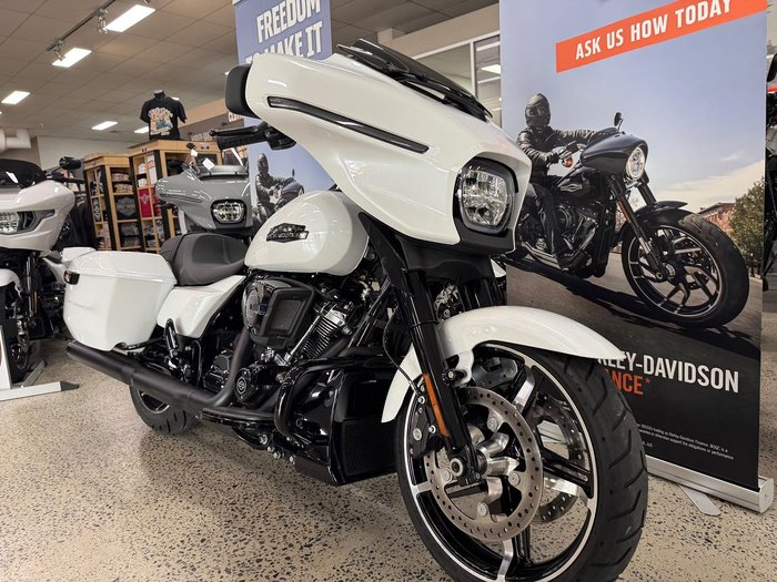 2025 Harley-Davidson Street Glide 117 (FLHX) Touring White