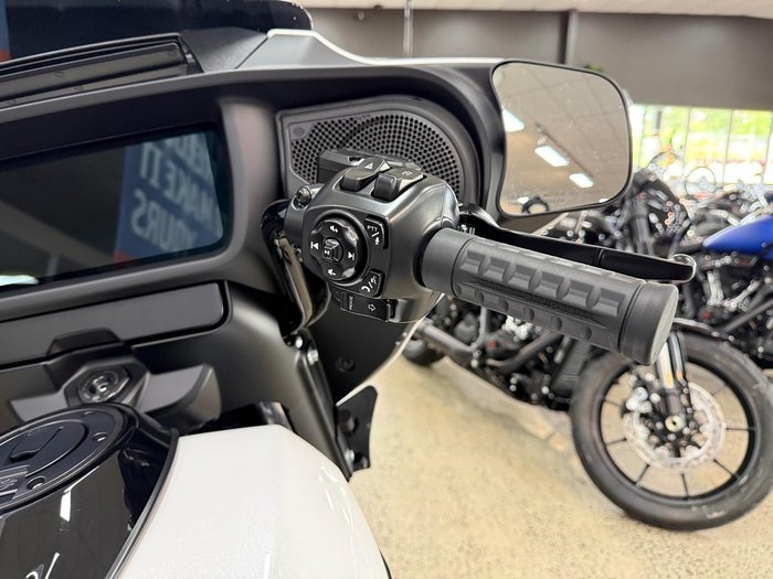 2025 Harley-Davidson Street Glide 117 (FLHX) Touring White