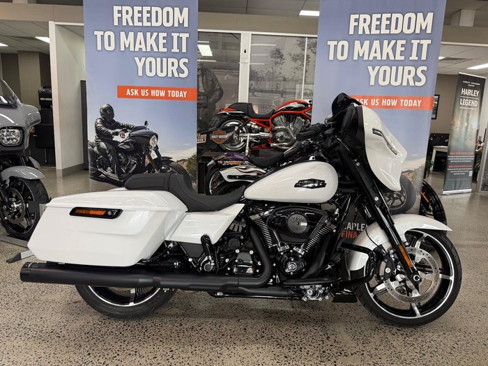 2025 Harley-Davidson Street Glide 117 (FLHX) Touring White