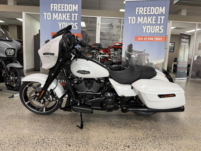 2025 Harley-Davidson Street Glide 117 (FLHX) Touring White