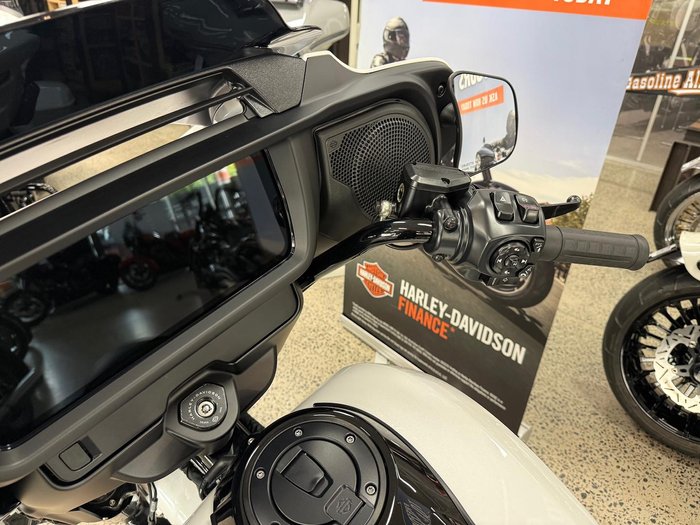 2025 Harley-Davidson Street Glide 117 (FLHX) Touring White