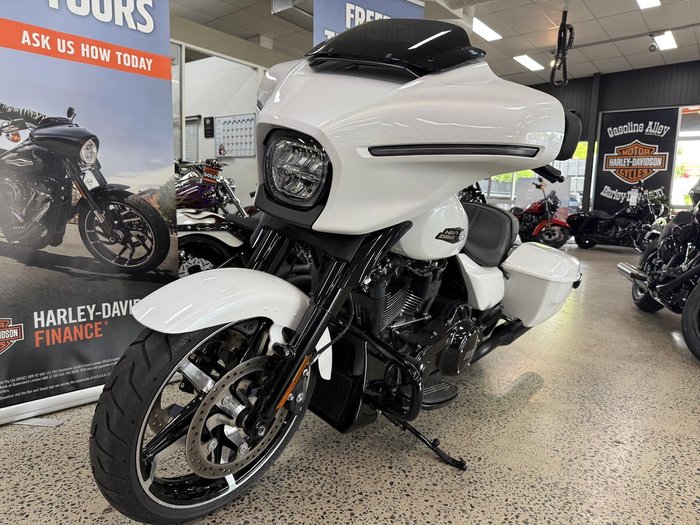 2025 Harley-Davidson Street Glide 117 (FLHX) Touring White